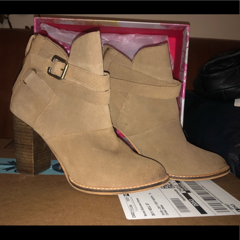 Chinese Laundry zip up suede booties/ankle boots